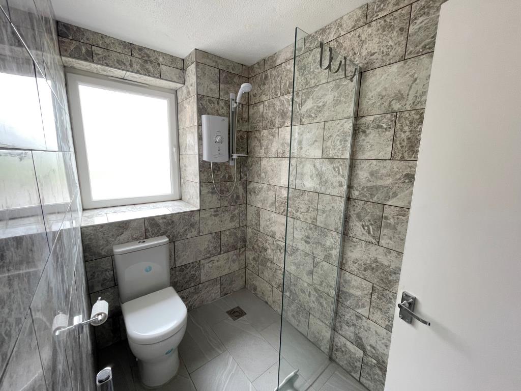 Lot: 119 - WELL PRESENTED FLAT - Bathroom with WC